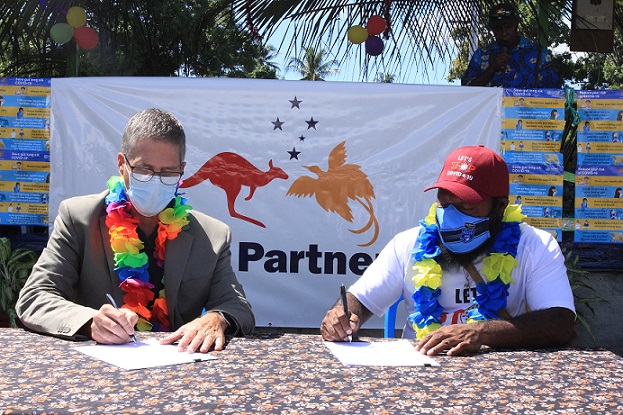 Australian High Commissioner Jon Philp and Western Province Governor signing the MOU